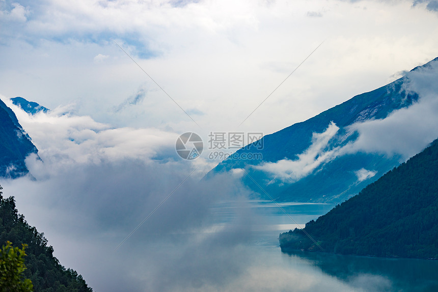 峡湾景观与云层覆盖水,挪威斯堪的纳维亚挪威峡湾景观图片