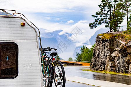 露营汽车汽车汽车回家与自行车路边山区,极光峡湾斯特加斯坦观点远处旅行中露营旅游路线奥朗斯费杰莱特挪威露营图片