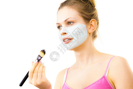 轻的女人用刷子绿泥具,白色少女照顾油皮肤,净化毛孔美容治疗护肤女孩用绿色泥浆具图片