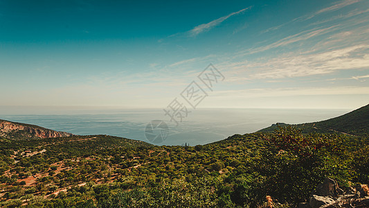 希腊山脉俯瞰海平以上的美丽景观,地平线阳光明媚的夏季天气中看希腊的山丘上看图片