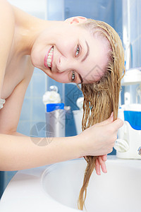 快乐的女人湿的金发积极的女即将洗头湿金发的女人图片
