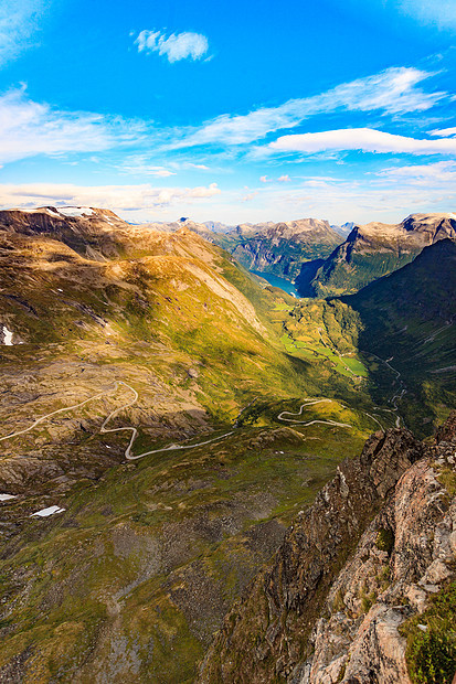 达尔斯尼巴的角度看峡湾山脉景观蜿蜒的道路尼比维根,挪威旅游度假旅行达尔斯尼巴的角度来看,Geirangerfjo图片