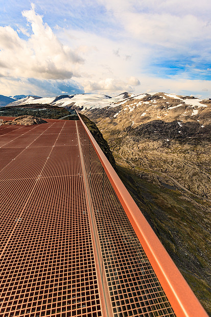 达尔斯尼巴的角度看风景,格兰杰的天空步道平台地璃护栏,挪威达尔斯尼巴的角度看风景,挪威图片