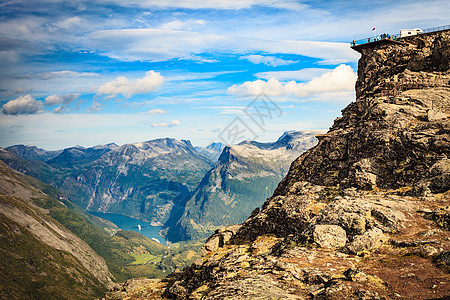 全景山脉景观与Geirangerfjord达尔斯尼巴地区远处的山上,地球人天桥观景台挪威达尔斯尼巴观点的山脉景图片
