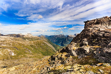 全景山脉景观与Geirangerfjord达尔斯尼巴地区远处的山上,地球人天桥观景台挪威达尔斯尼巴观点的山脉景图片