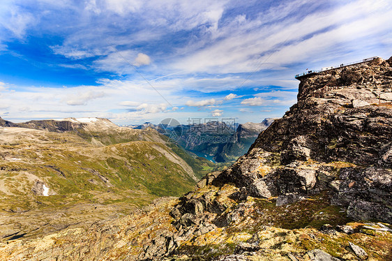 全景山脉景观与Geirangerfjord达尔斯尼巴地区远处的山上,地球人天桥观景台挪威达尔斯尼巴观点的山脉景图片