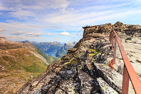 全景山脉景观与Geirangerfjord达尔斯尼巴地区远处的山上,地球人天桥观景台挪威达尔斯尼巴观点的山脉景图片