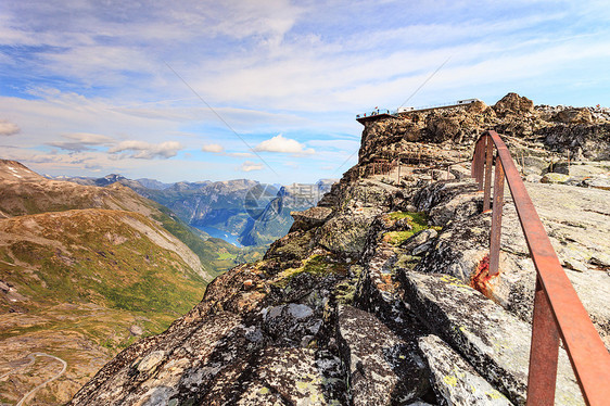 全景山脉景观与Geirangerfjord达尔斯尼巴地区远处的山上,地球人天桥观景台挪威达尔斯尼巴观点的山脉景图片