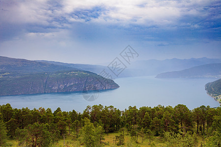 挪威景观青山峡湾,暴风雨的雨天挪威的峡湾景观图片