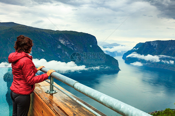 Stestein观景点欣赏峡湾景观的游客妇女挪威斯堪的纳维亚旅游路线极光游客挪威Stestein观点上图片