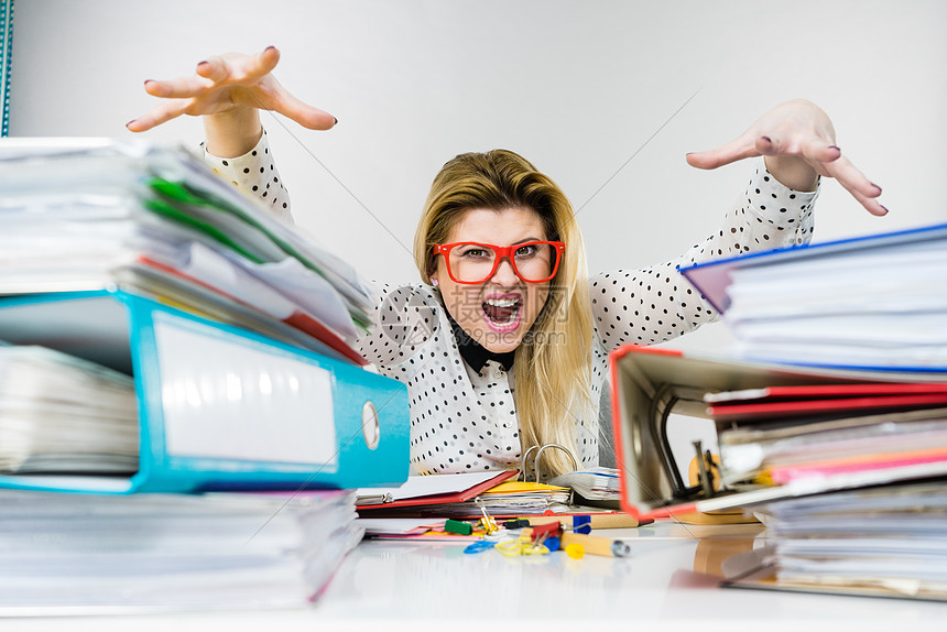 工作中聚众闹事坏的工作关系观念愤怒的疯狂专横的女商人愤怒地坐办公