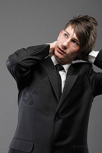 时尚轻商人黑色西装休闲领带灰色背景图片
