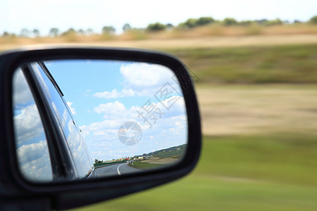 汽车的侧视镜中反射的道路图片