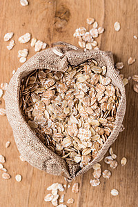 节食燕麦麦片麻布袋木制表,顶部,视图降胆固醇的健康食品,保护心脏图片