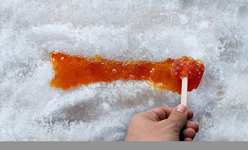 枫树太妃糖煮树甜煮汁糖浆雪上种传统的春季食品文化,来自加大魁北克省新英格兰,生产个糖棚图片