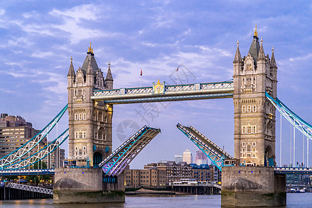 伦敦塔桥与伦敦市中心天际线建筑背景,伦敦英国图片