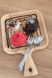 巧克力熔岩蛋糕加冰淇淋巧克力酱图片