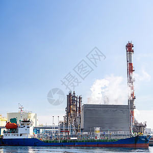 日本川崎石油化工厂装载燃料的油轮船背景图片