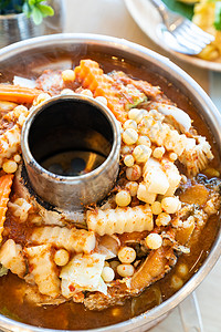 酸咖喱汤与炸鱼海鲜鱼蛋混合蔬菜,传统的泰国菜高清图片