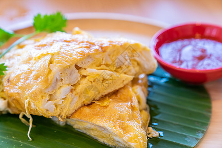 泰国煎蛋卷配螃蟹,煎蛋配蟹肉,泰国著名的街头食品木制餐桌上的餐厅菜肴图片