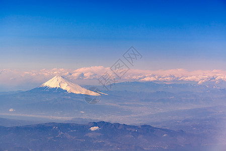 富士山,日本地标山的鸟瞰乘飞机经过日本静冈市,图片