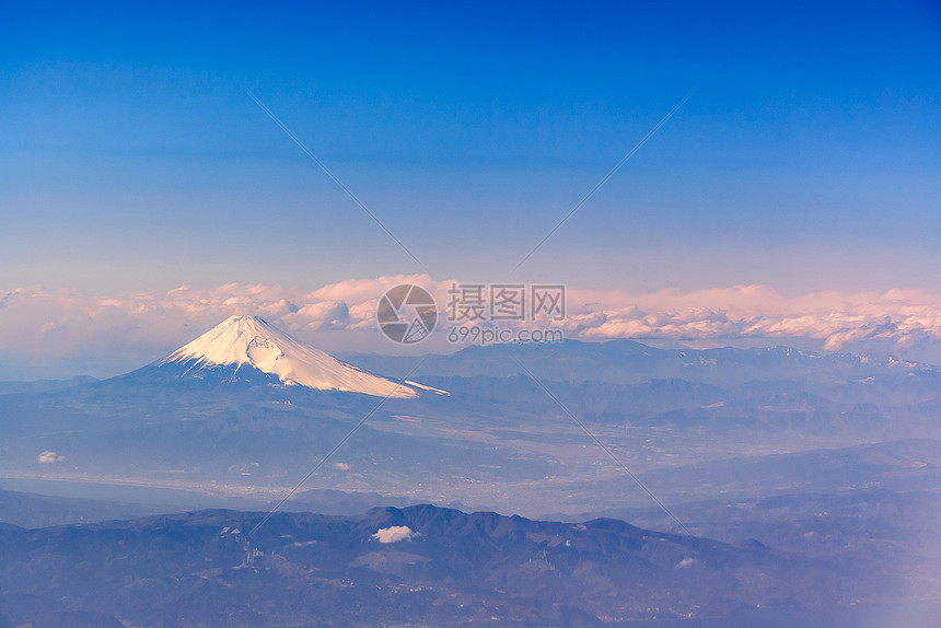 富士山,日本地标山的鸟瞰乘飞机经过日本静冈市,图片