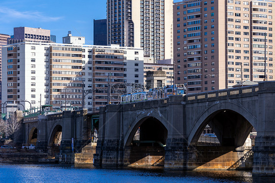 波士顿市中心城市景观沿查尔斯河与天际线建筑波士顿市,马里兰州,美国图片