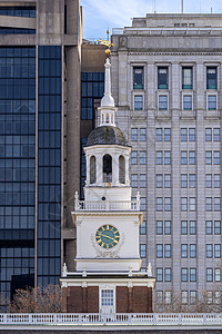 美国宾夕法尼亚州费城独立大厅,背景为费城城市景观天际线建筑独立大厅1776签署独立宣言的地点图片