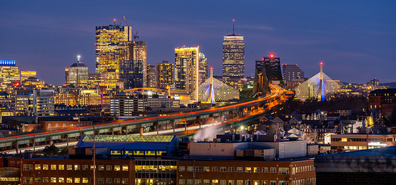 波士顿城市景观全景与高速公路小径波士顿美国夜间图片