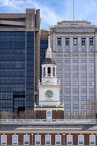 美国宾夕法尼亚州费城独立大厅,背景为费城城市景观天际线建筑独立大厅1776签署独立宣言的地点图片