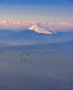 富士山,日本地标山的鸟瞰乘飞机经过日本静冈市,图片