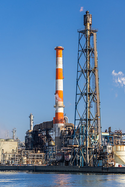 石油石化工厂,天然气储存管道结构与烟雾日本东京附近的川崎市烟囱图片
