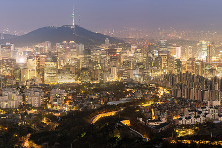 韩国首尔市中心城市景观的空中日落夜景与首尔塔图片