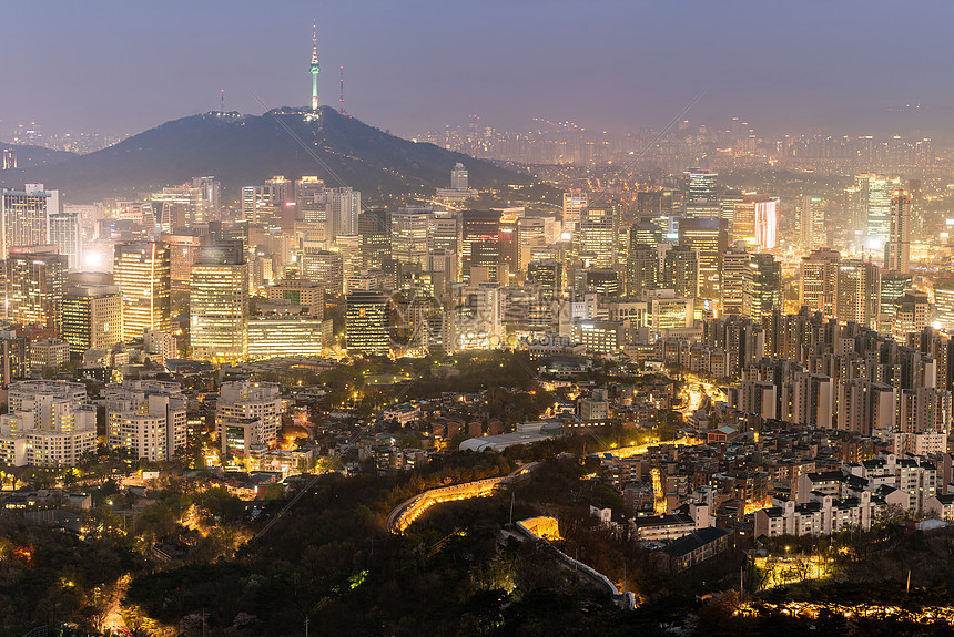 韩国首尔市中心城市景观的空中日落夜景与首尔塔图片