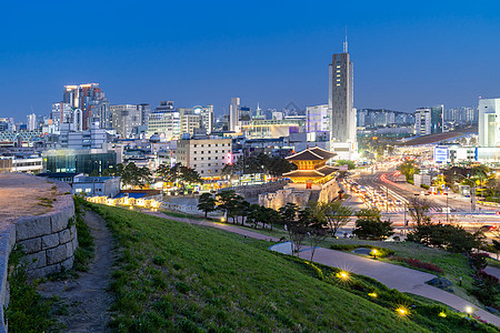 韩国首尔的HunginjimunDongdaemun门的城市景观背景图片