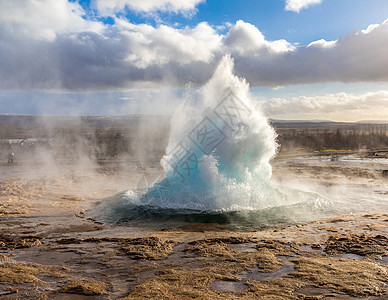 金圈冰岛的Strokur间歇泉喷发图片