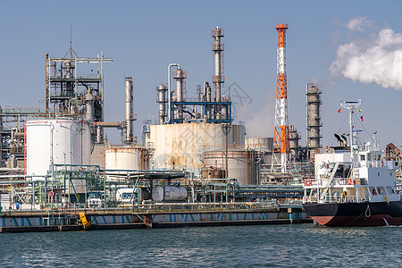 位于日本东京附近的川崎市的化工厂,拥气体储存管道结构,烟气来自烟囱图片