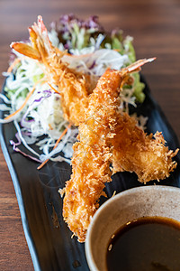 伊比油炸,油炸虾,日本料理服务器与卷心菜图片