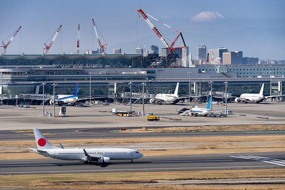 飞机出租车跑道上与机场的背景图片