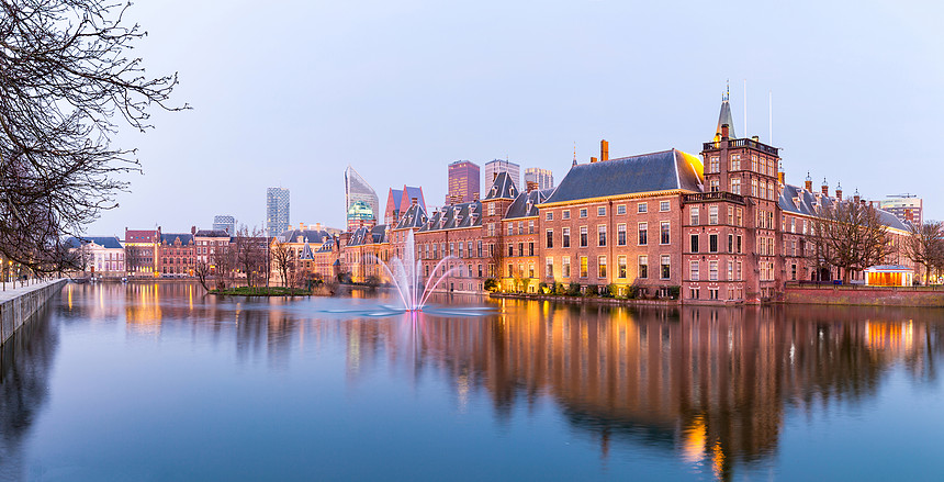 黄昏时荷兰海牙议会所地宾尼霍夫宫的全景图片