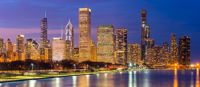 芝加哥市中心城市景观全景,天际线摩天大楼办公楼与密歇根湖日落芝加哥市伊利诺伊州美国图片