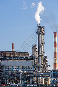石油石化工厂,天然气储存管道结构与烟雾日本东京附近的川崎市烟囱背景图片