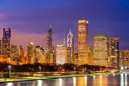 芝加哥市中心城市景观天际线摩天大楼办公楼与密歇根湖日落芝加哥市伊利诺伊州美国图片