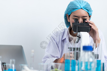 科学家正用显微镜用于实验室实验图片