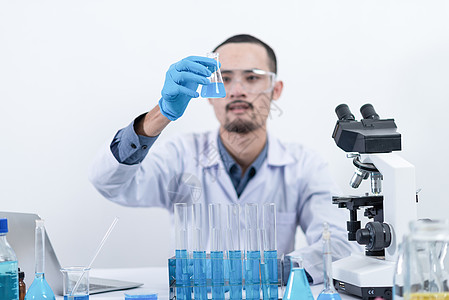 实验室研究人员用化学物质显微镜进行研究图片