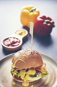 个美味的烤安格斯汉堡,奶酪生菜西红柿图片