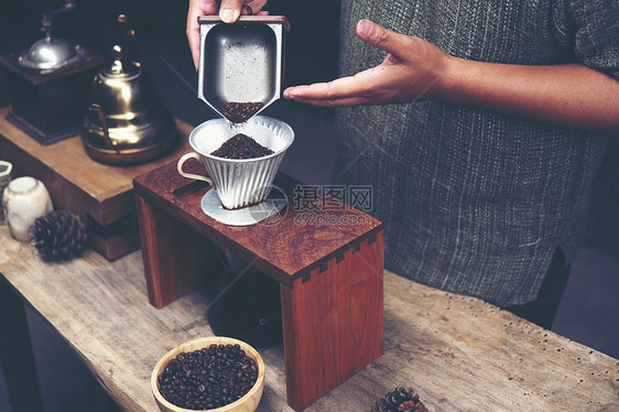 咖啡师正用手工咖啡磨床磨咖啡图片