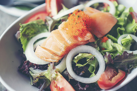 三文鱼沙拉配健康蔬菜图片