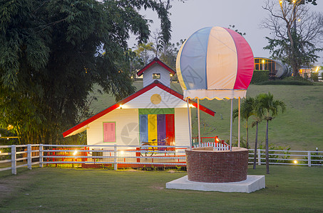 古代婚房美丽的夏天小屋,花园里花背景