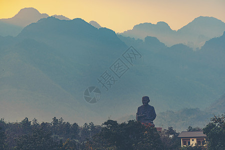 橙色夕阳与山脉的轮廓渐变生动的自然背景图片